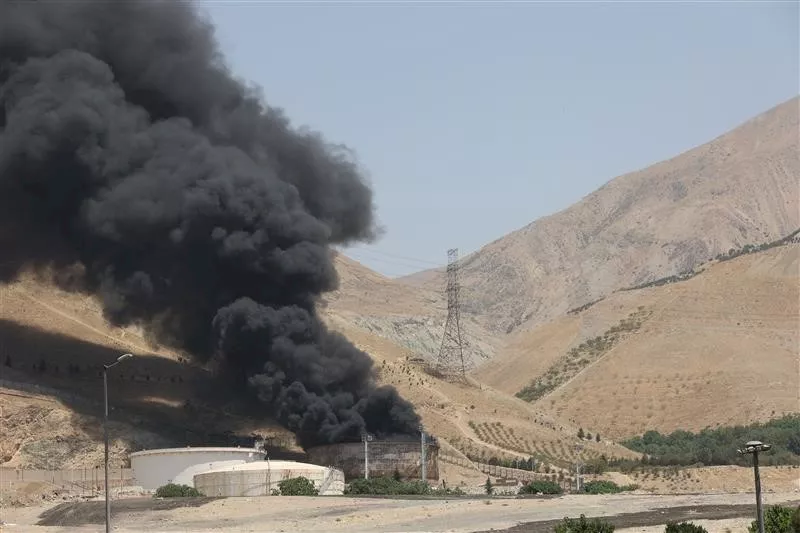 تصاعد الدخان فوق مستودع نفط في طهران