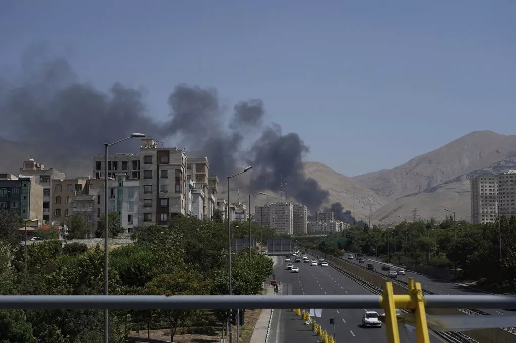 تصاعد الدخان فوق مستودع نفط في طهران