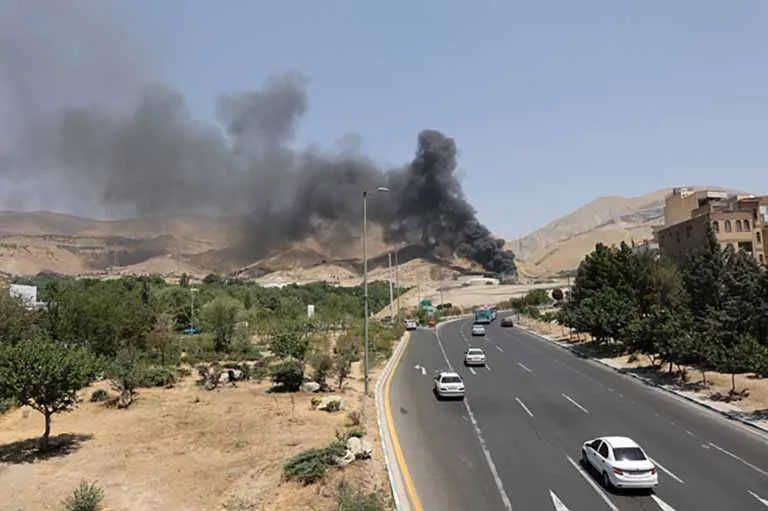 تصاعد الدخان فوق مستودع نفط في طهران